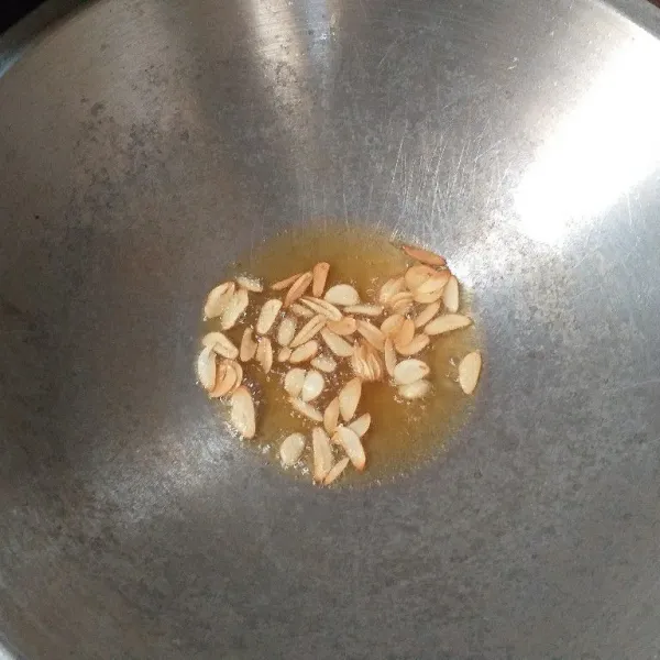 Panaskan minyak, masukan bawang dan masak hingga harum .