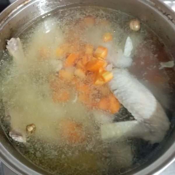 Masukan bumbu halus ke dalam panci lalu masukan juga wortel, masak sampai mendidih.