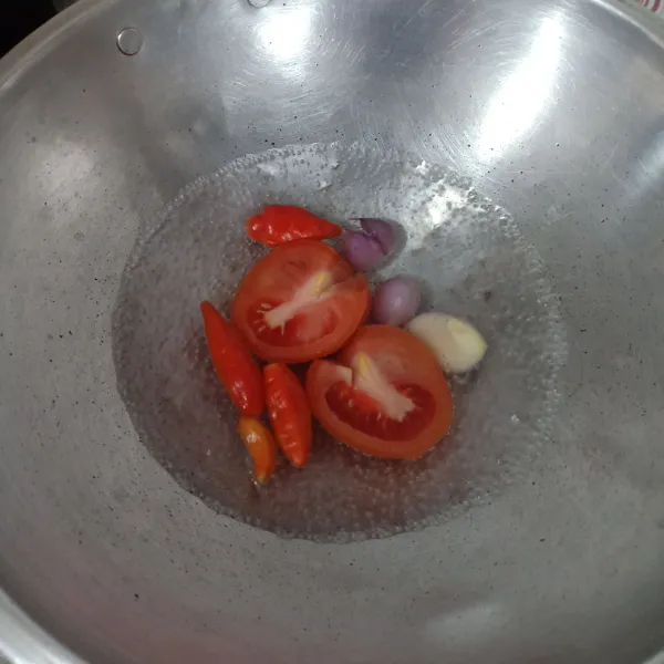 Rebus bawang, cabe dan tomat.