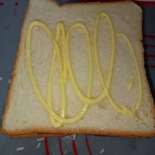 Tambahkan butter pada bagian atas dan bawah roti, ratakan.