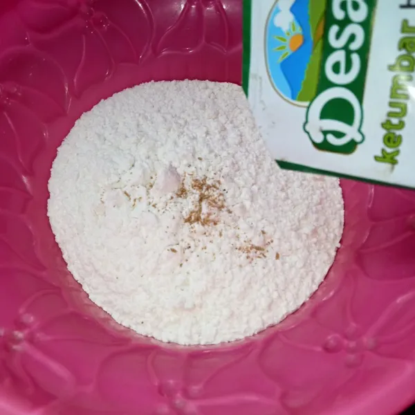 Campur semua bahan kering dan aduk rata.