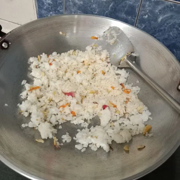 Kemudian masukkan nasi, aduk sampai tidak ada nasi yang menggumpal.