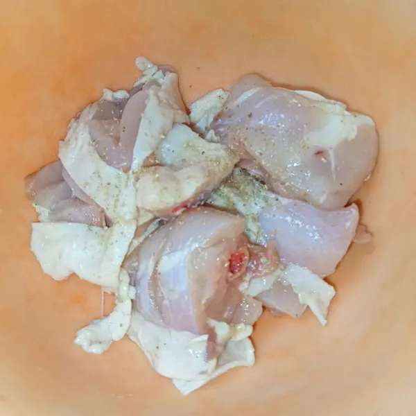 Bumbui ayam dengan bumbu marinasi dan simpan dikulkas sekitar 30 menit.