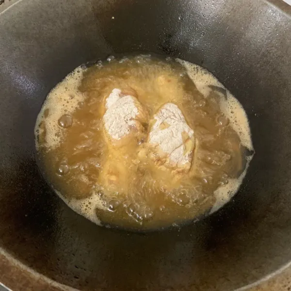 Panaskan minyak goreng lalu goreng ayam hingga matang, sisihkan.
