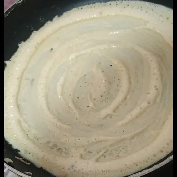 Panaskan fry pan anti lengket dengan api kecil. Olesi margarin tipis saja.
Tuang adonan secukupnya. Ratakan dengan centong setipis mungkin.