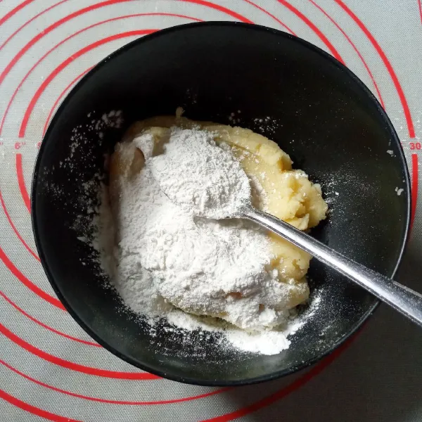 Bubuhi kentang dengan garam dan lada, aduk rata. Tambahkan tepung maizena dan tepung beras, aduk sampai kalis.