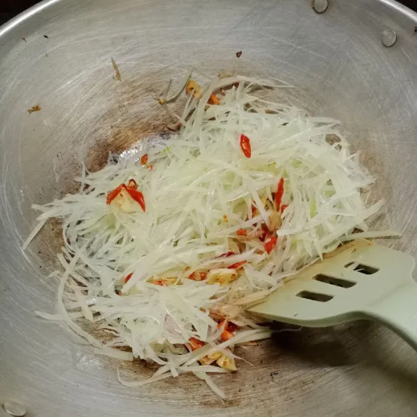 Masukkan pepaya, aduk rata.