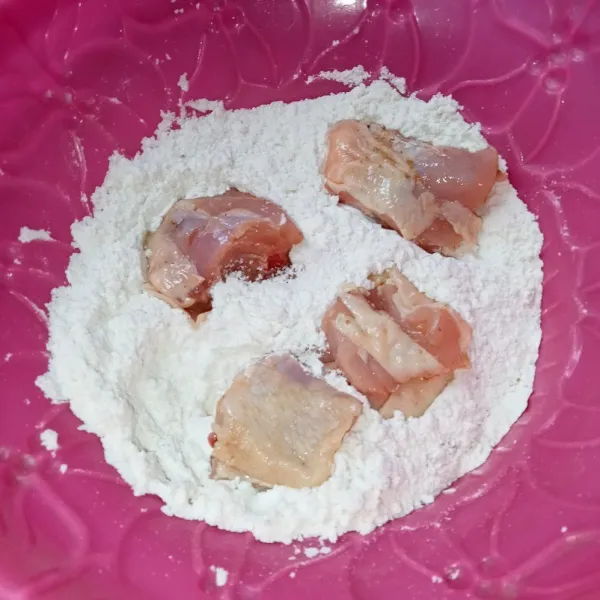 Baluri ayam dengan bahan kering.