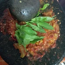 Kemudian masukan daun kemangi, ulek kasar.