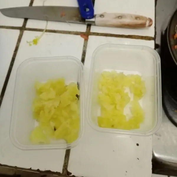 Masukkan 1/2 bagian kentang dalam wadah tahan panas, ratakan.