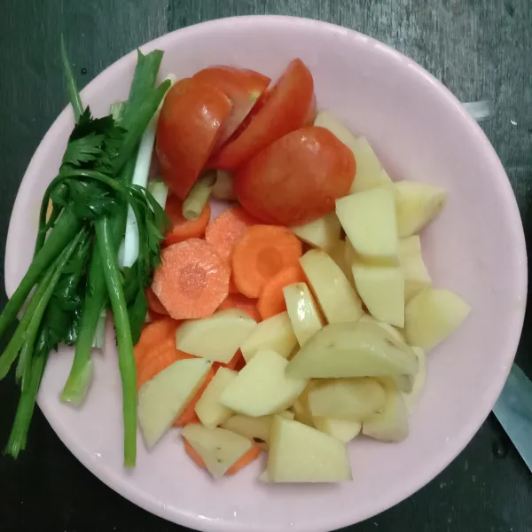 Siapkan bahan. Potong2 wortel, tomat dan kentang