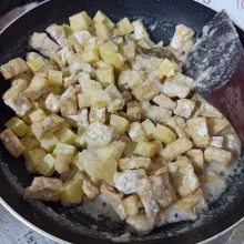 Masukkan tahu dan kentang, aduk rata.