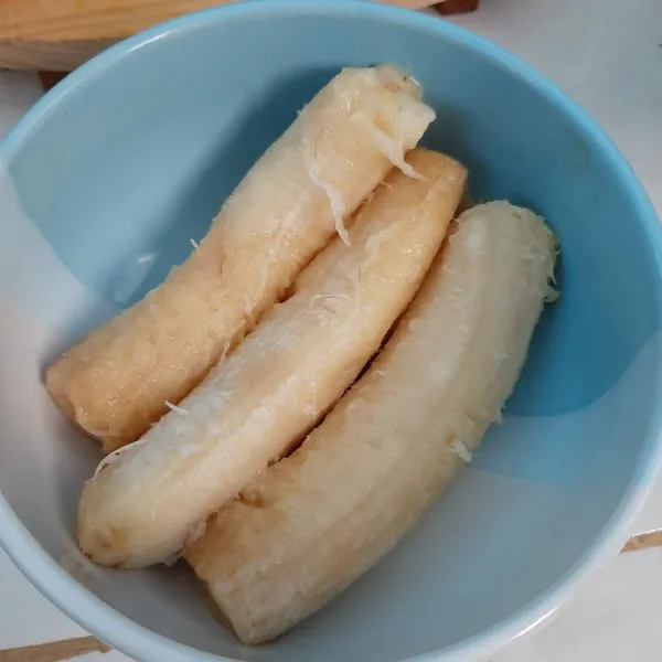 Siapkan pisang yang sudah dikupas.
