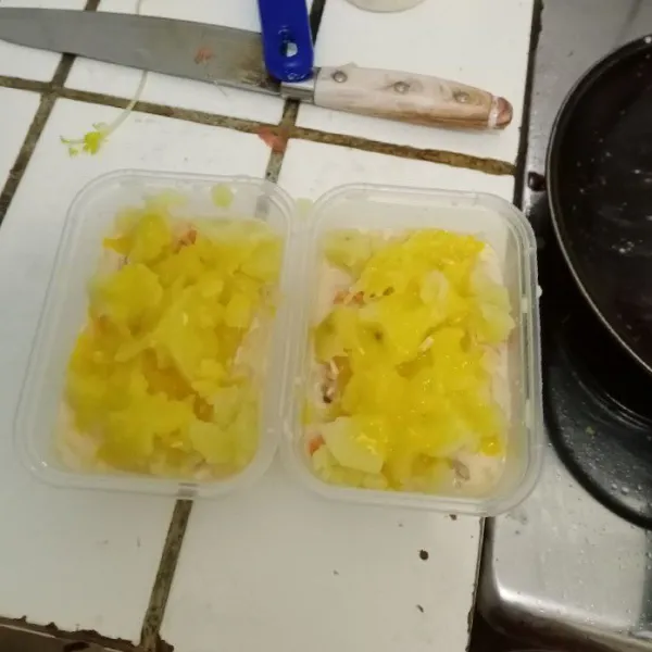Tutup dengan sisa kentang lagi di atasnya. Ratakan dan beri kocokan kuning telur di atasnya.