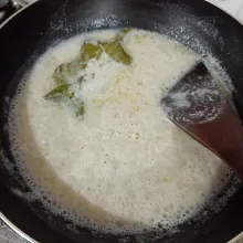 Tumis bumbu dan rempah sampai matang.
