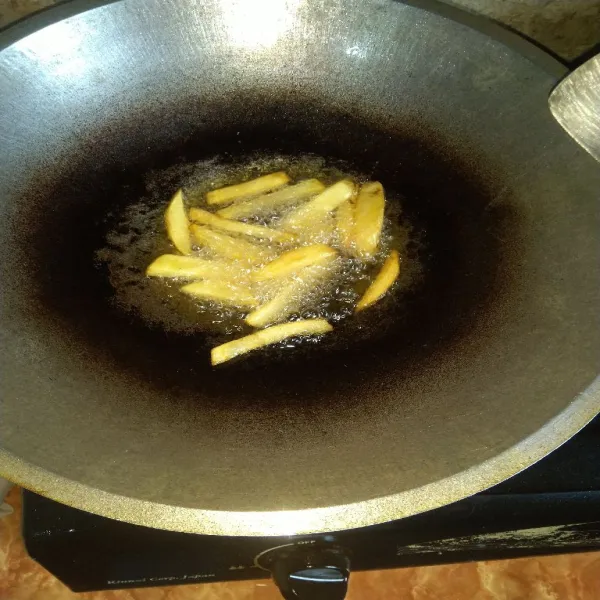 Goreng kembali kentang dengan api panas sampai kering. Angkat. Tiriskan, sajikan selagi hangat dengan saus sambal.