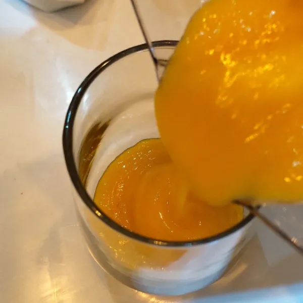 Tuang ke dalam gelas saji.