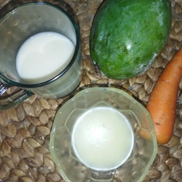 Siapkan buah mangga, wortel, krimer kental manis dan susu kedelai.