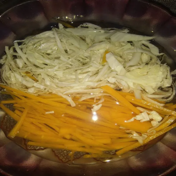 Dalam mangkuk, masukkan wortel, kol, cuka masak, gula halus dan air. Diamkan selama 30 menit.