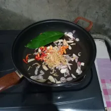 Masukkan rebon, lengkuas, daun salam, dan irisan cabai. Tumis sampai layu.