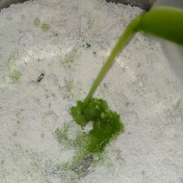 Tuang sisa air pasta pandan kedalam tepung beras uleni rata (tidak ulen kalis).