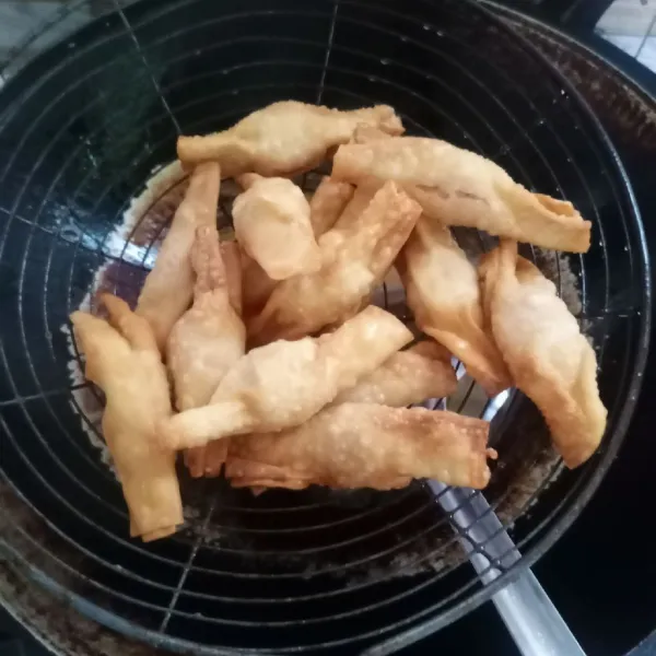 Setelah matang, angkat dan tiriskan. Sajikan dengan saos tomat dan mayonaise.