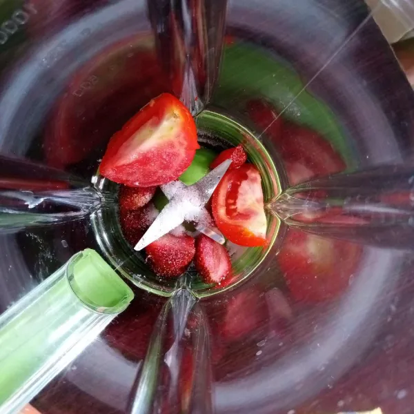 Masukkan tomat, stroberi, gula ke dalam blender.