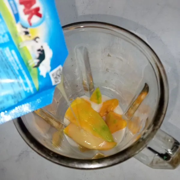 Tambahkan susu kental manis.