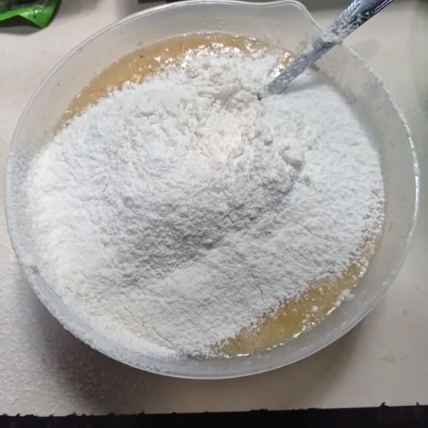 Masukan ayakan tepung, baking powder, dan soda kue aduk asal rata, jangan overmix.