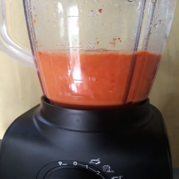 Blender semua bumbu sampai halus.