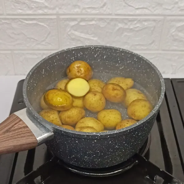 Rebus kentang 1/2 matang sekitar 8 menit.