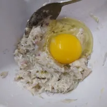 Masukkan telur, aduk sampai tercampur rata. Koreksi rasa sesuai selera.