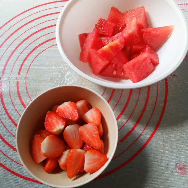 Potong-potong daging semangka dan strawberry.