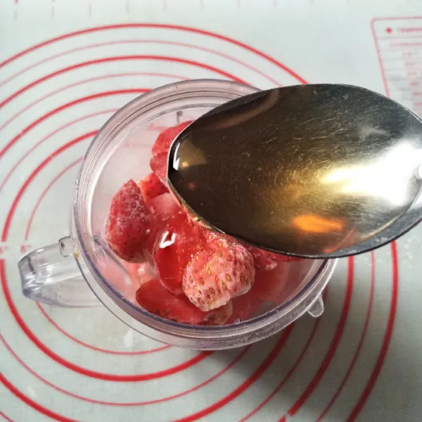 Masukkan strawberry dan semangka ke gelas blender. Tambahkan air lemon dan madu. Tuang air.