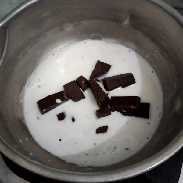 Cincang kasar coklat lalu masukkan ke dalam larutan fiber creme, masak dengan api kecil hingga coklat larut tidak perlu sampai mendidih.