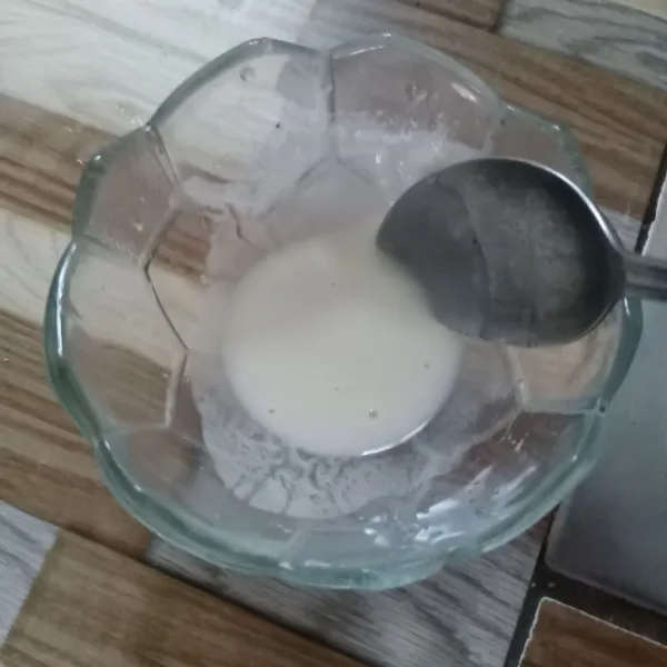 Campur terigu dan air, aduk rata.