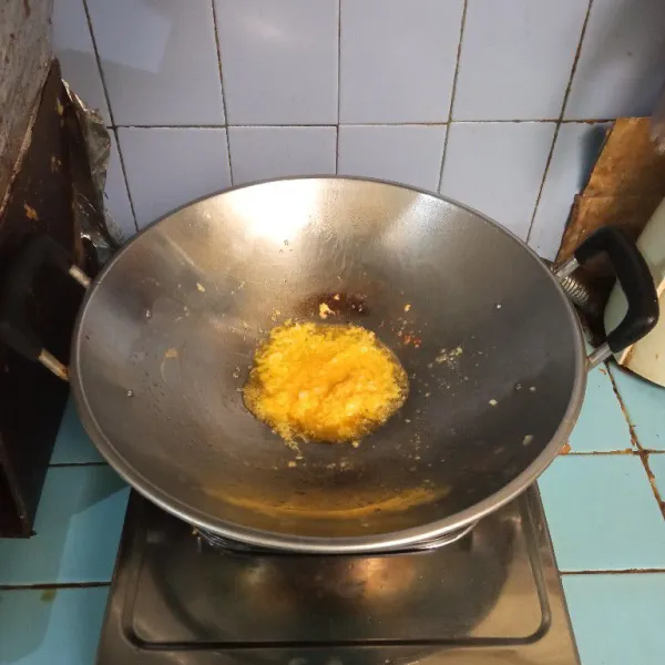 Tumis bumbu halus sampai harum.