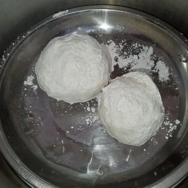 Kepalkan tepung kemudian kukus selama 25 menit (panaskan pengukusan terlebih dahulu).