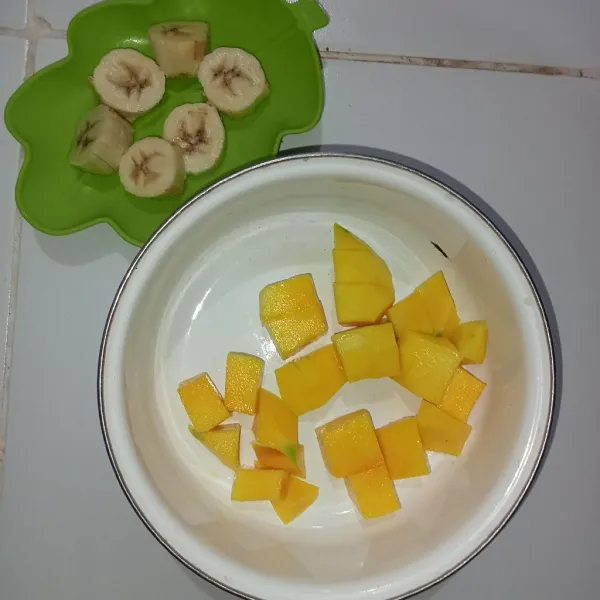 Siapkan buah pisang beku dan mangga yang sudah dipotong dadu.