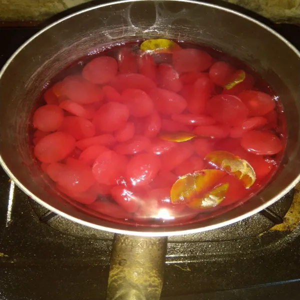 Masukkan kolang-kaling, aduk di atas api kecil. Masak hingga warnanya meresap. Angkat. Dinginkan hingga mencapai suhu ruang.