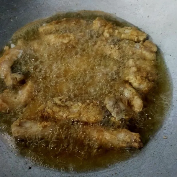 Goreng ikan dalam minyak banyak panas hingga matang dan kecokelatan. Angkat, tiriskan. Sisihkan.