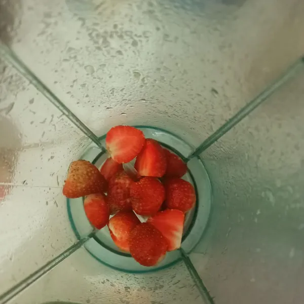 Masukkan strawberry ke dalam blender.