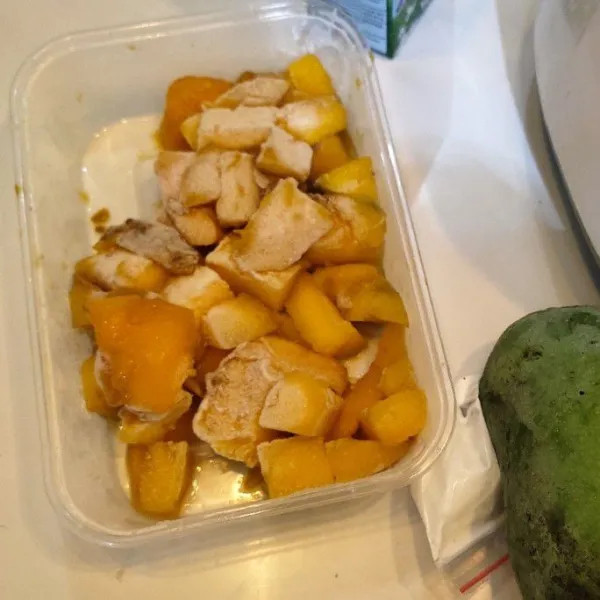 Kupas mangga lalu potong-potong dan bekukan dalam freezer semalaman.