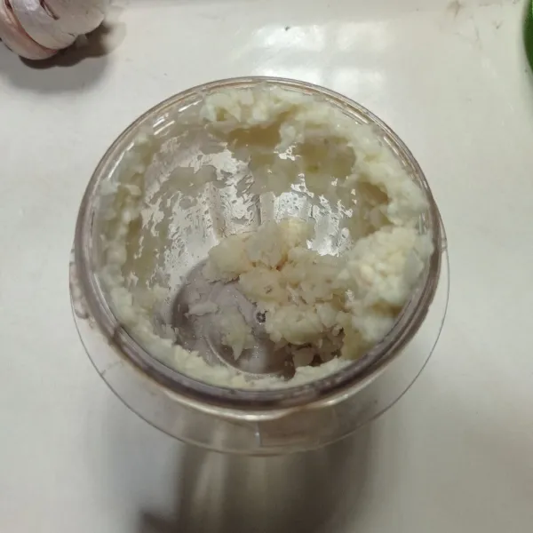 haluskan bawang putih menggunakan blender.