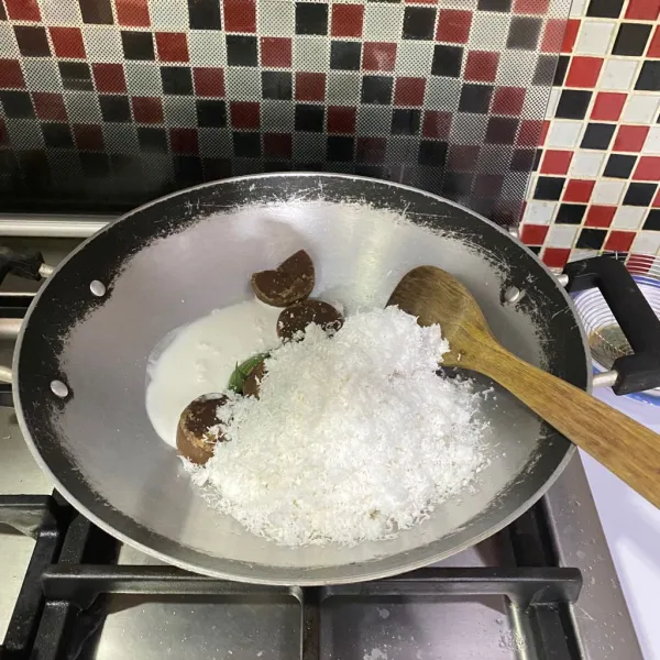 Masak di wajan dengan api kecil gula merah, garam, santan, daun pandan dan kelapa muda parut sambil menunggu beras dikukus.