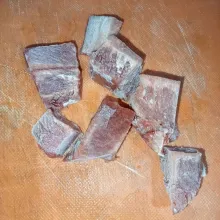 Potong dadu daging sapi beku.