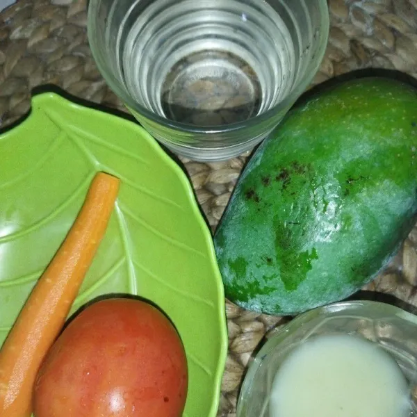 Siapkan mangga, wortel, tomat, krimer kental manis dan air es.
