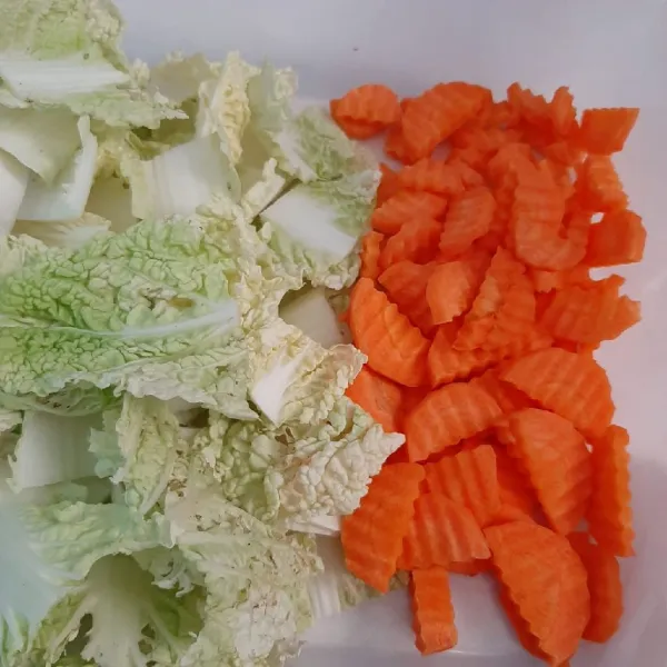Potong-potong dan cuci bersih sayuran.