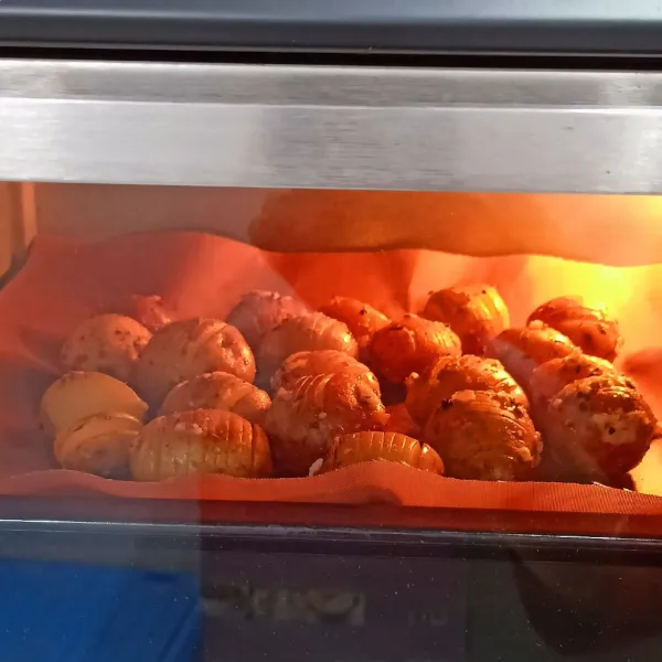 Panggang dalam oven dengan suhu 200°C selama 15 hingga 20 menit.
Sajikan.