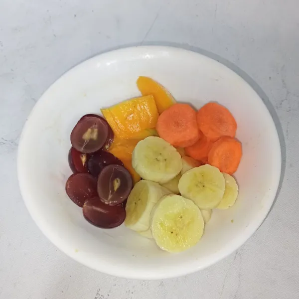 Siapkan buah-buahan dan potong-potong.